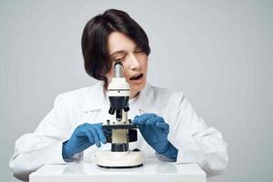 kvinna laboratorium assistent mikroskop biologi forskning vetenskap foto