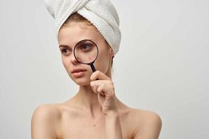 kvinna med en handduk på min huvud dermatologi isolerat bakgrund foto