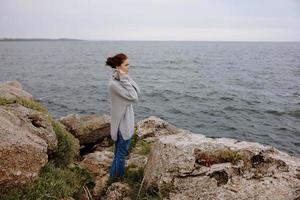 kvinna strand turism molnig väder sten kust livsstil foto