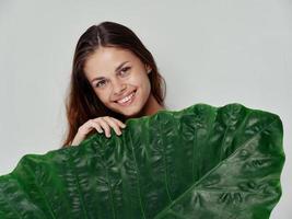 leende kvinna grön handflatan blad charm beskurna se foto