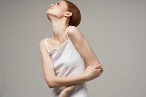 missnöjd kvinna reumatism armbåge smärta hälsa problem ljus bakgrund foto
