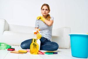 rengöring lady med rengöringsmedel i händer i de rum hushållning foto