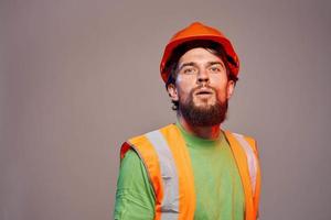 arbetstagare man i orange måla konstruktion säkerhet professionell foto