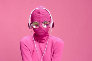 kreativ galen rosa Foto på en rosa bakgrund med rosa kläder och Tillbehör, cyberpunk begrepp och konceptuell konst fotografi