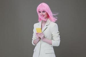 glad kvinna rosa peruk talande på de telefon foto