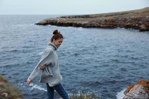 kvinna frihet promenad på de sten kust oförändrad foto