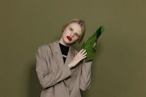 blond kvinna röd mun handflatan blad charm mode studio modell oförändrad foto