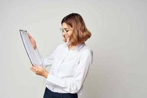 kvinna chef i vit skjorta med mapp i händer dokument kontor foto