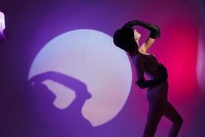 skönhet mode kvinna Framställ studio ljus neon lila bakgrund oförändrad foto