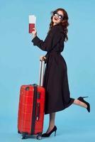 företag kvinna med bagage pass plan biljetter resa foto
