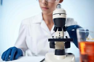 laboratorium mikroskop stänga upp forskning teknologi foto