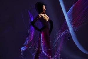 porträtt av en charmig lady disko neon rader lyx mode livsstil oförändrad foto