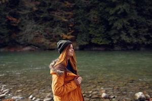 kvinna vandrare natur landskap bergen resa flod foto