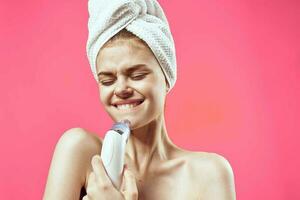 kvinna med handduk på huvud rengöring hud terapi kosmetika teknologi foto