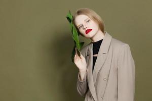 blond kvinna grön handflatan blad täcka ljus smink studio modell oförändrad foto