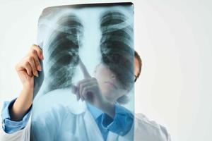 läkare i vit täcka röntgen sjukhus hälsa diagnos foto