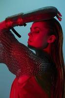 attraktiv kvinna glamour Framställ röd ljus metall rustning på hand livsstil oförändrad foto