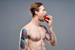 tatuerade man naken torso muskulös muskler sport kondition äpple hälsa foto