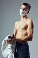 sportig man med naken muskulös kropp medicinsk träna mask foto