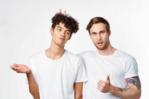två män i t-tröjor vänskap kommunikation ljus bakgrund foto