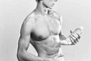 manlig kroppsbyggare muskulös kropp vit trosor träna motivering foto