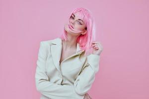 skön modern flicka modern stil rosa hår röd mun mode Färg bakgrund oförändrad foto