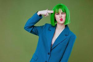 positiv ung kvinna glamour grön peruk röd mun blå jacka grön bakgrund oförändrad foto