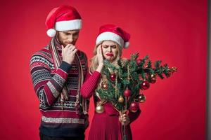 ung par i ny år kläder jul träd dekoration Semester roligt foto