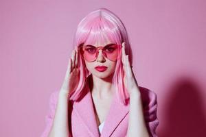 Söt ung kvinna gestikulerar med händer rosa jacka livsstil glamour studio modell oförändrad foto