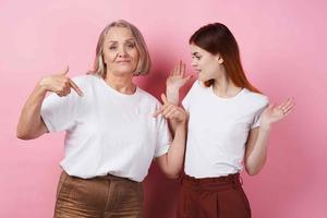 mamma och dotter i vit t-tröjor kram tillsammans familj vänskap foto