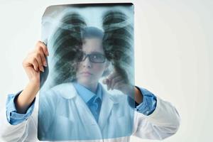 läkare bär medicinsk mask röntgen undersökning diagnos sjukhus foto