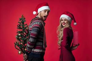 emotionell man och kvinna gåvor jul ny år röd bakgrund foto