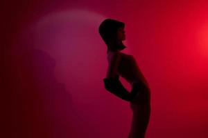 neon scen silhuett kvinna röd ljus foto