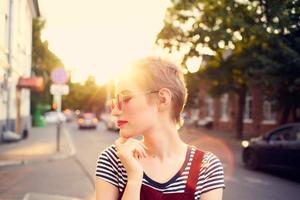kvinna med kort hår bär solglasögon utomhus roman foto