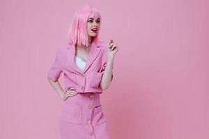 skönhet mode kvinna gestikulerar med händer rosa jacka livsstil glamour Färg bakgrund oförändrad foto