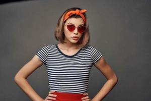 Söt kvinna bär solglasögon Framställ mode i modern stil foto