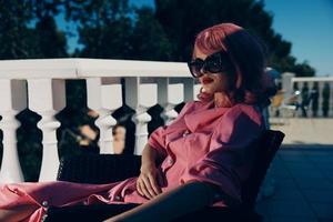 attraktiv kvinna rosa hår solglasögon fritid lyx årgång solig dag foto