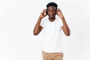 afrikansk man bär hörlurar musik teknologi kopia Plats foto