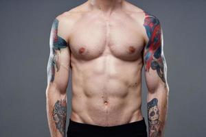 pumpade upp naken torso män tatueringar närbild övning foto
