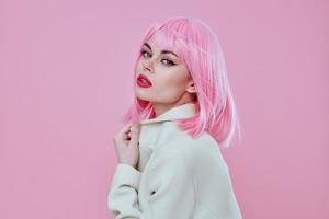 porträtt av en charmig lady i vit blazer rosa hår glamour kosmetika rosa bakgrund oförändrad foto