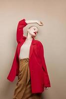 glamorös kvinna smink i röd jacka studio modell oförändrad foto