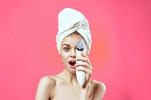 kvinna med bar axlar och hud rensning spa förfaranden kosmetologi foto
