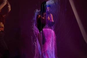Söt ung kvinna disko neon rader lyx mode studio modell oförändrad foto