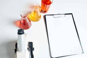 kemisk lösningar laboratorium medicin skrivbordet foto