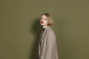 modern kvinna i täcka röd mun mode studio modell oförändrad foto