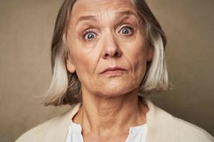 äldre kvinna i morgonrock ansikte närbild Framställ isolerat bakgrund foto
