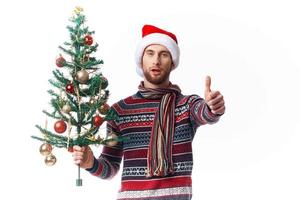 emotionell man i ny år kläder dekoration jul studio Framställ foto