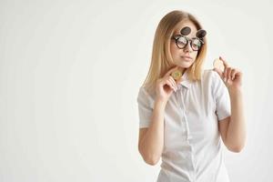 affärskvinna solglasögon bitcoin kryptovaluta i händer teknik foto