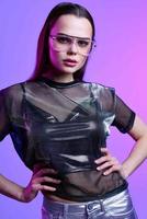 kvinna i modern kläder smink glasögon studio disko Framställ foto