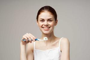 kvinna i vit t-shirt rengör tänder hygien livsstil foto